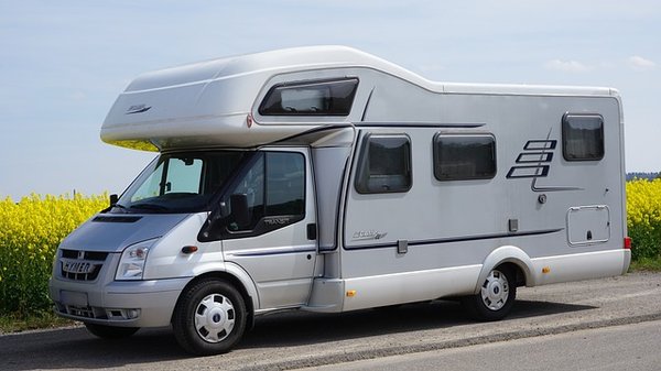 Camping-car : peut-on grimper et marcher sur le toit ?